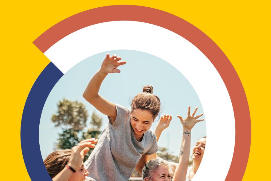 Visuel avec des adolescentes en train de célébrer le sport dans un cercle bleu, blanc, rouge pour le lancement de la SOP 2026