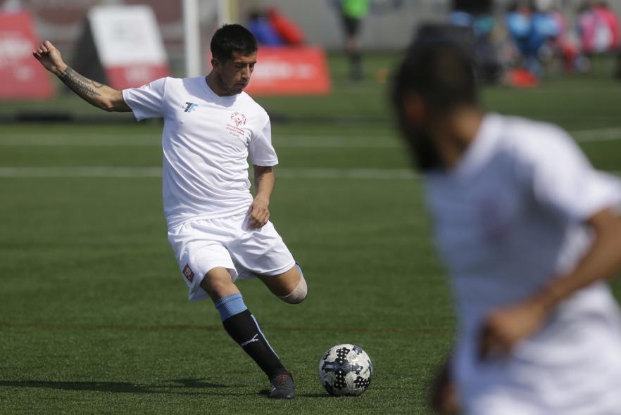 Image avec des joueurs de football vêtus de maillots blancs dans le cadre de l'annonce de la Coupe du Monde de Football Unifié Special Olympics Paris 2026
