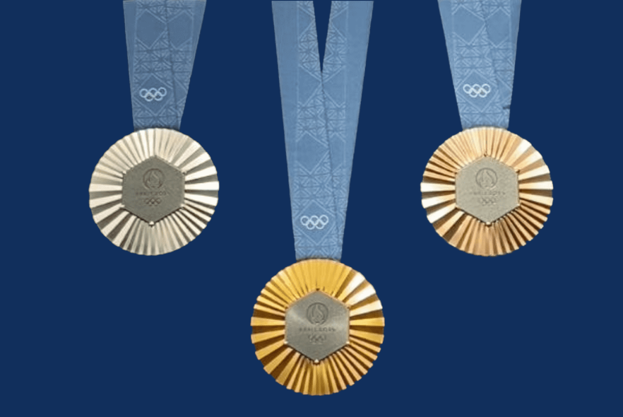 Photo avec 3 médailles JOP (or, argent et bronze) sur fond bleu