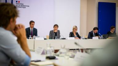 La ministre de la Transition énergétique, Agnès Pannier-Runacher, et la ministre des Sports et des Jeux Olympiques et Paralympiques, Amélie Oudéa-Castéra, ont réuni ce mardi 30 août les acteurs du monde sportif