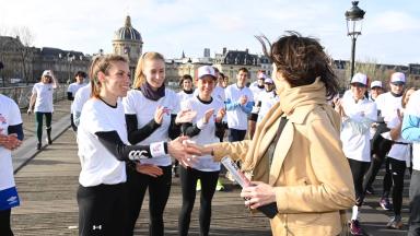 Amélie Oudéa-Castéra remet le témoin aux coureurs du relais autour du monde. 
