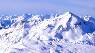 Image des Alpes enneigées et un ciel bleu