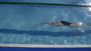 Athlète femme nageant dans une piscine