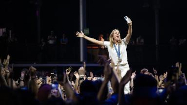 Lisa Barbelin, médaillée au JO de Paris 2024, acclamée par le public