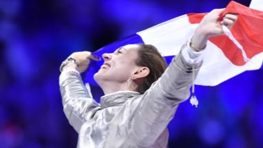 Athlète de haut niveau avec un drapeau