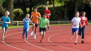 image d'une course d'adolescents autour d'un stade