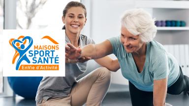 Image d'une femme âgée avec un coach sportif avec le logo maisons sport-santé