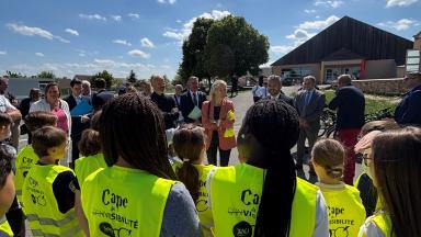 Image du déplacement de Marie Barsaq à Ingré avec des élèves participants au dispositif Savoir Rouler à Vélo