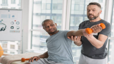 Un homme aidé par un coach sportif pour faire un mouvement avec son bras
