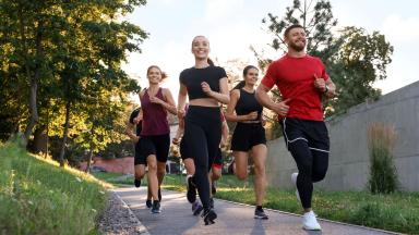 Photo de plusieurs personnes en train de faire du jogging