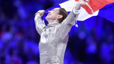 Manon Apithy-Brunet brandissant le drapeau français lors des JO Paris 2024