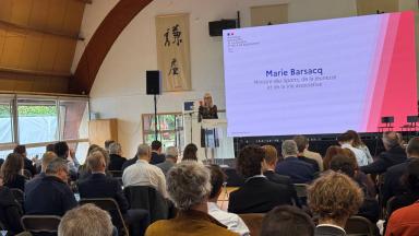 Photo de Marie Barsacq en conférence à la Journée des équipements sportifs
