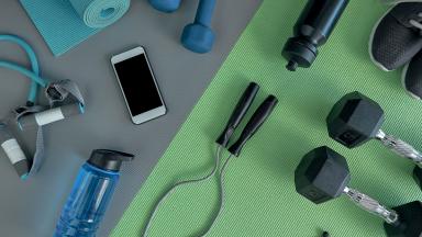 Accessoires de sport sur des tapis gris et vert