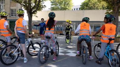 Photo avec des enfants apprenant à faire du vélo dans le cadre du dispositif Ecole Solidaire