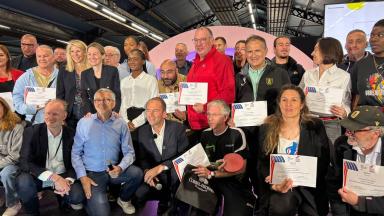 Photo de Marie Barsacq avec d'autres paraticipants au festival UNIQUES 2025