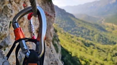 Image du mousqueton de sécurité pour la pratique de via ferrata en montagne