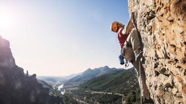 Image d'un homme escaladant une montagne raide