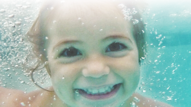 Visage d'une petite fille souriante dans la piscine
