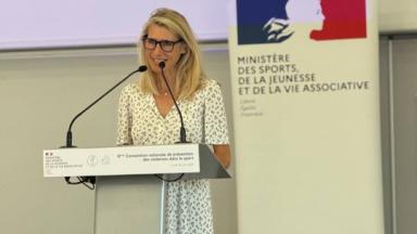 Photo de Marie Barsacq à la convention VSS 2025 en train de parler au pupitre
