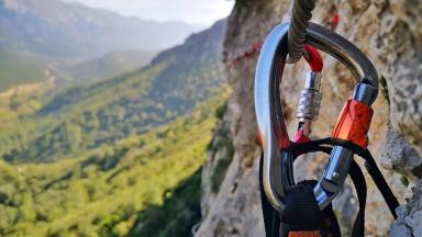 Image d'un mousqueton de sécurité pour la pratique du via ferrata en montagne