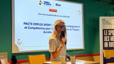 Photo de Marie Barsacq faisant une prise de parole lors du Grenelle de l'Emploi 2025