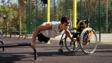 Homme handicapé faisant des pompes