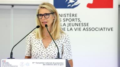 Marie Barsacq parlant au micro lors de la Convention nationale de prévention des violences dans le sport