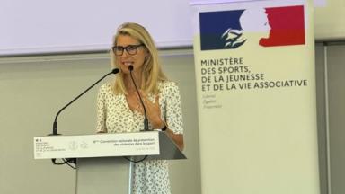 Photo de Marie Barsacq à la convention VSS 2025 en train de parler au pupitre
