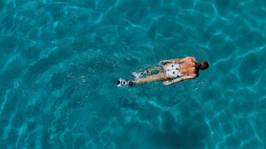 Image avec une femme en train de nager dans la mer