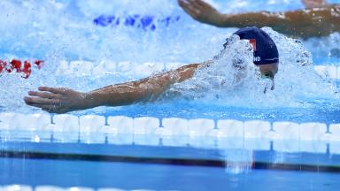 Léon Marchand en nage papillon lors des Jeux de Paris 2024
