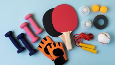 Equipements de sports : balles, raquettes, volants, corde à sauter