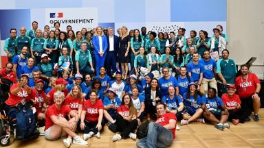 Photo avec Marie Barsacq, Kirsty Coventry et les participants à la journée anniversaire du premier anniversaire des Jeux Olympiques de Paris 2024
