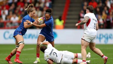 Match de la coupe du monde de rugby avec les joueuses des équipes de France et d'Angleterre