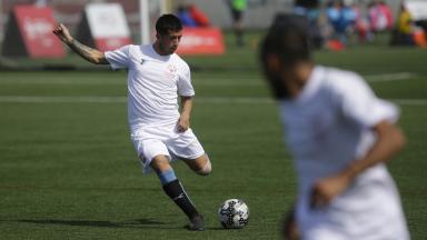 Image avec des joueurs de football vêtus de maillots blancs dans le cadre de l'annonce de la Coupe du Monde de Football Unifié Special Olympics Paris 2026