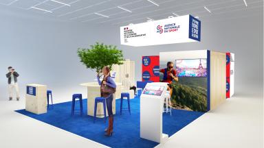 Image du stand au salon des Maires 2025 présentant un écran, des chaises, des tables, l'habillage avec les logos du ministère des Sports et de l'ANS.