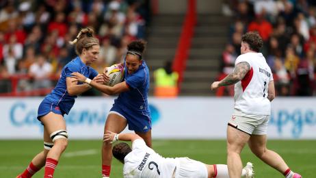 Match de la coupe du monde de rugby avec les joueuses des équipes de France et d'Angleterre
