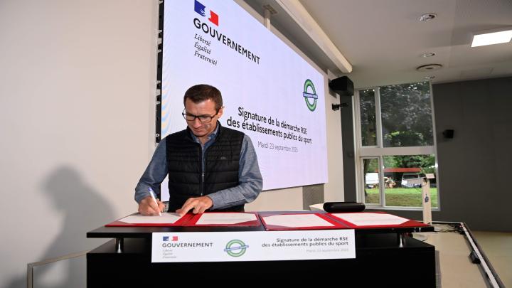 Signature de la démarche RSE des établissements sportifs à l'INSEP