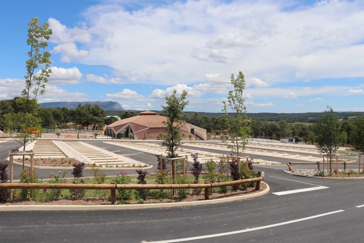 Aire-de-stationnement-250-places-entree-complexe