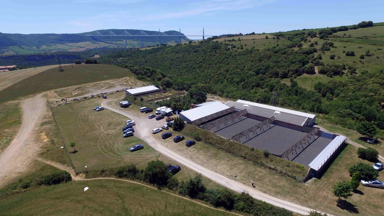 Vue-aerienne-stand-de-tir-et-Viadu-de-Millau