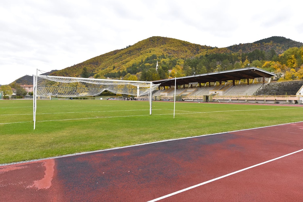 Aire-de-jeu-stade-Jean-RollandCredits-Photos-Cyrille-de-Villele-–-Ville-de-Digne-les-Bains