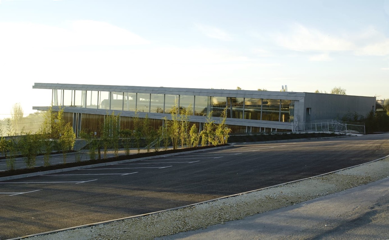 DOJO-M-Dasseux_Facade-NE-et-parking-1