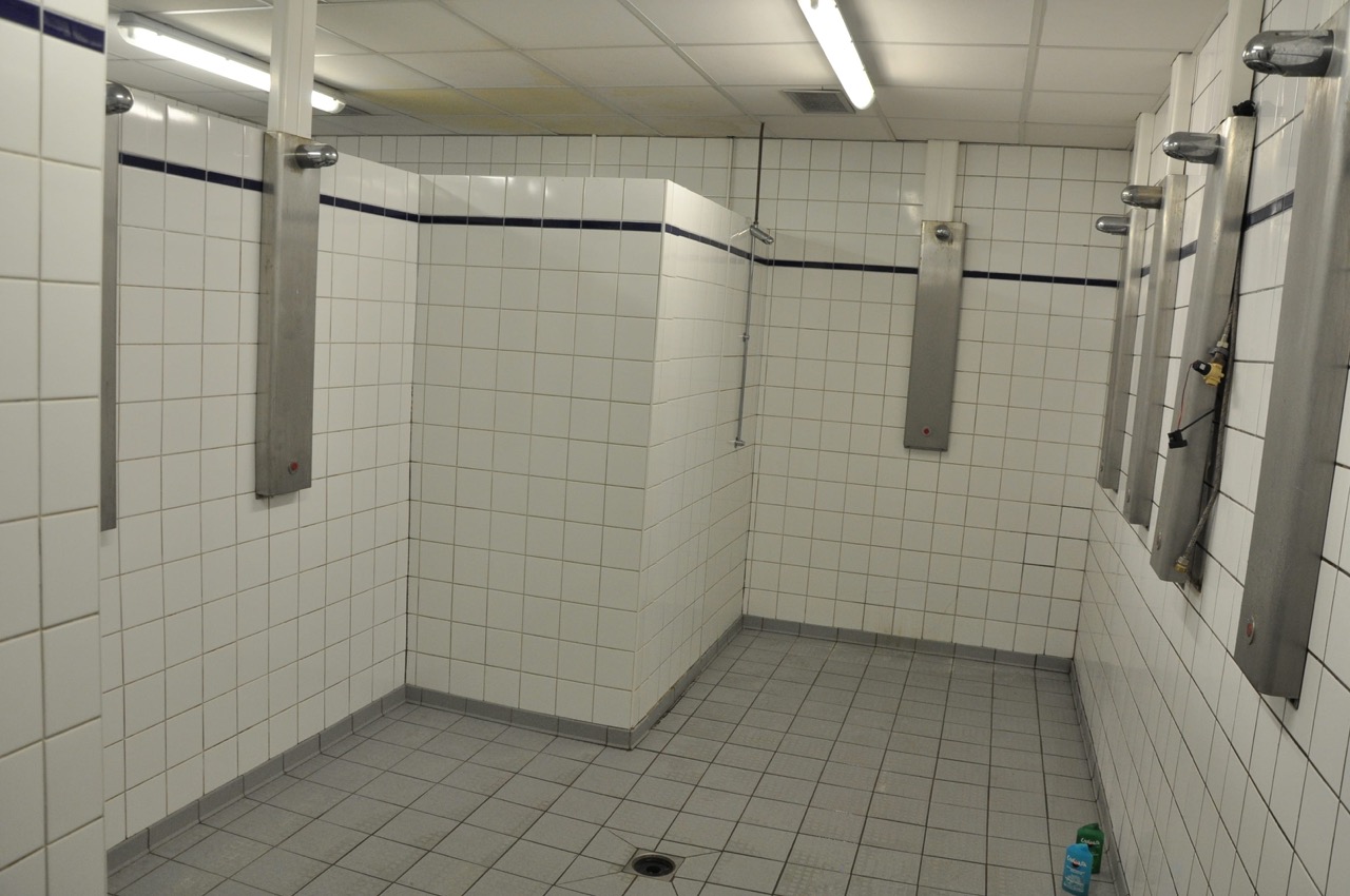 Douches-vestiaires-equipe-locale