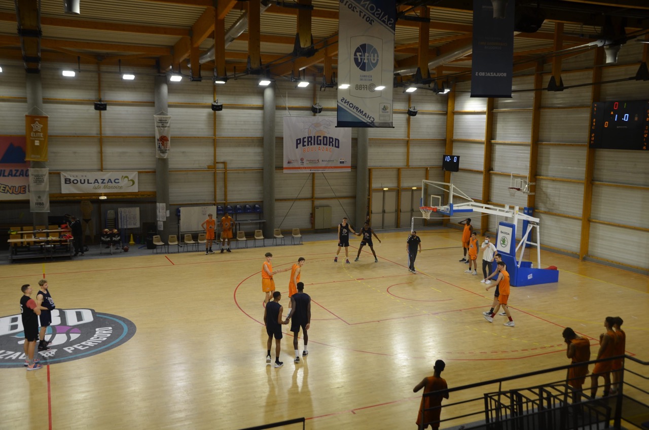 Gymnase-Agora_Salle-avec-basketteurs