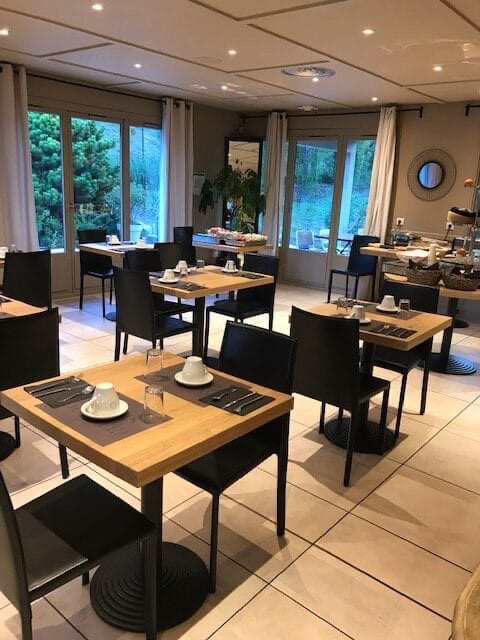 salle-de-restaurant-hotel-rotated