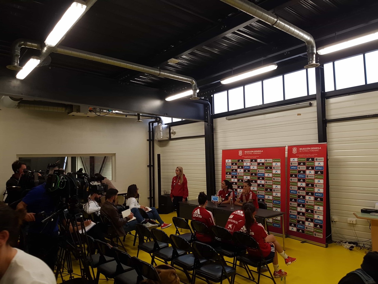 Salle-de-reunion-du-Poms-amenagement-possible-en-salle-de-Presse