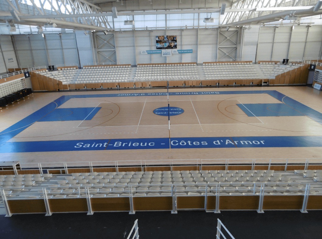 vue-stereden-plateau-sportif-et-tribunes