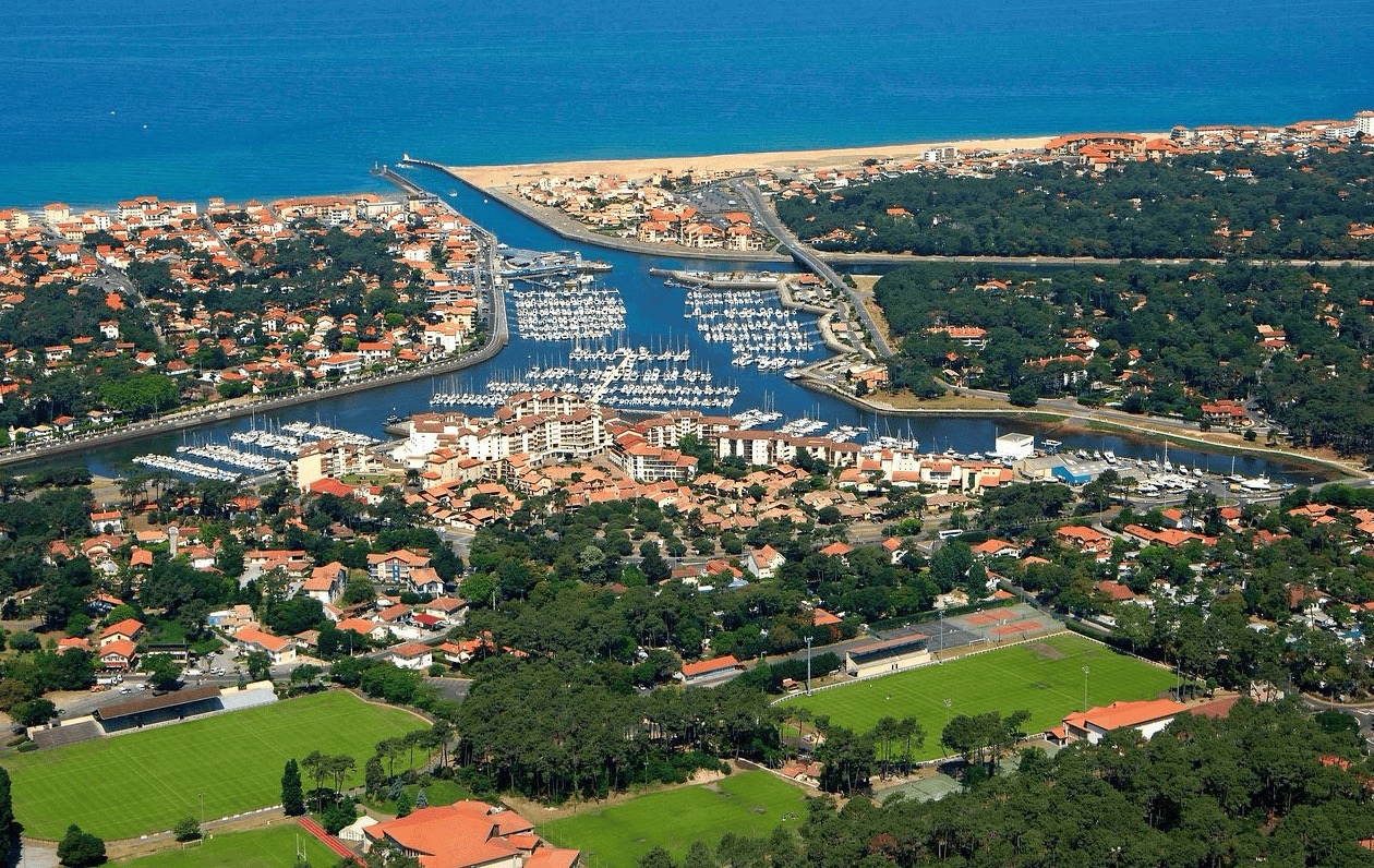 1_Vue-aerienne-sports-ville-port-e1616058018490