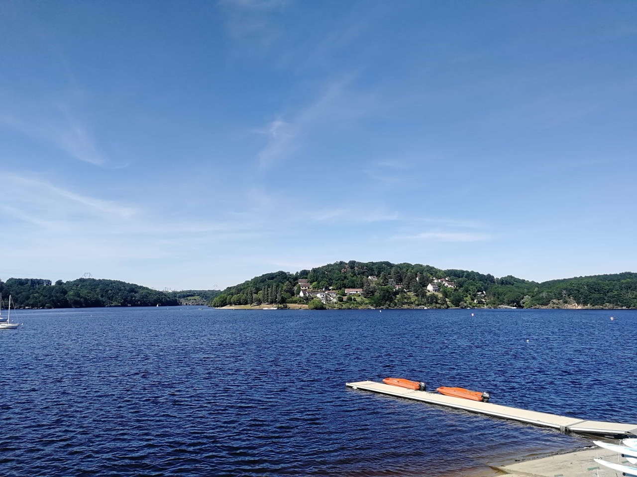 6-BPA-Lac-Eguzon-ponton-et-lignes-deau-©Caroline-Hemery