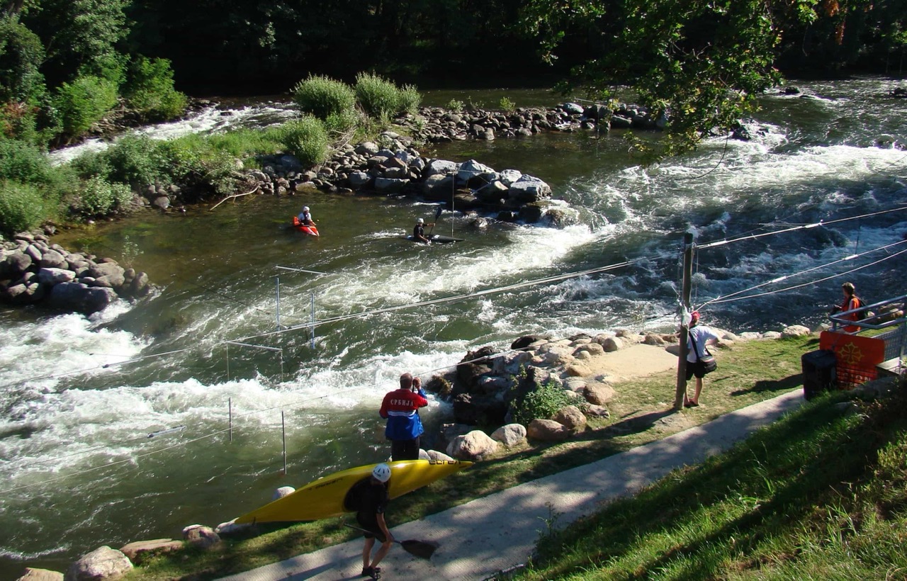 Athletes-in-coached-sessions-on-white-water-stadium-competition-area
