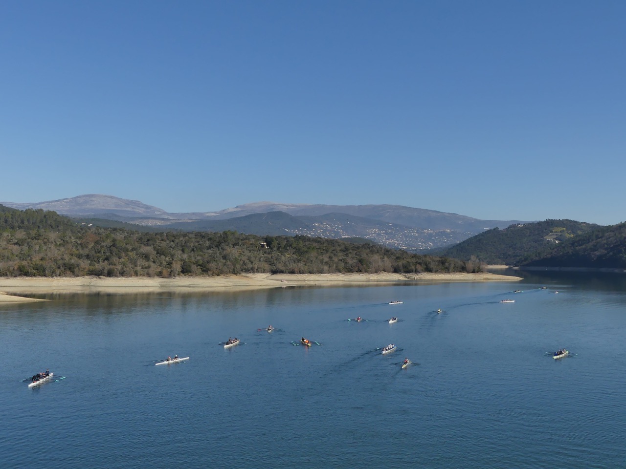Base-Nautique-Aviron-Lac-Saint-Cassien_vue-lac-avec-avirons